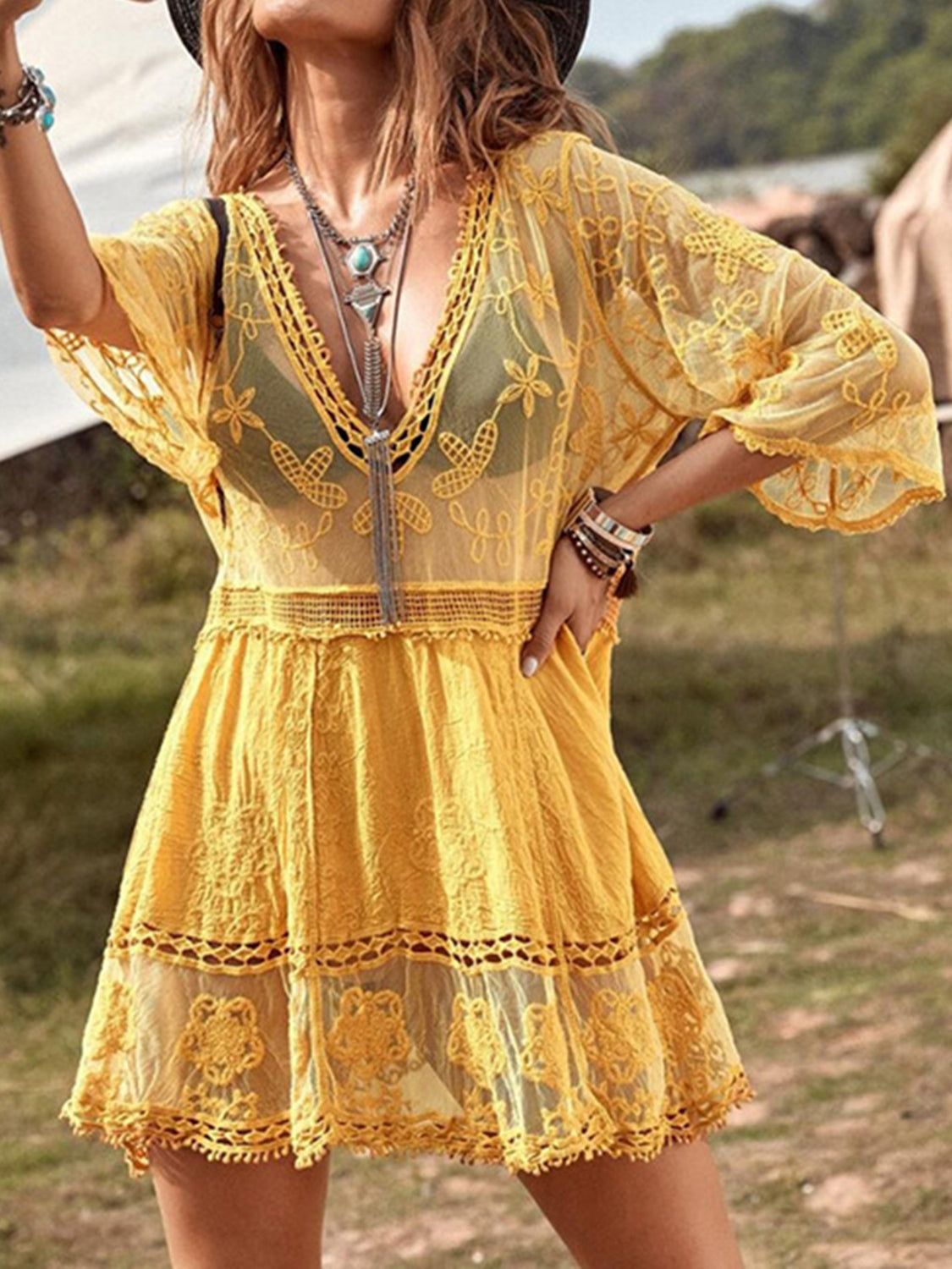 Überwurfkleid mit tiefem Ausschnitt und Spitzendetail